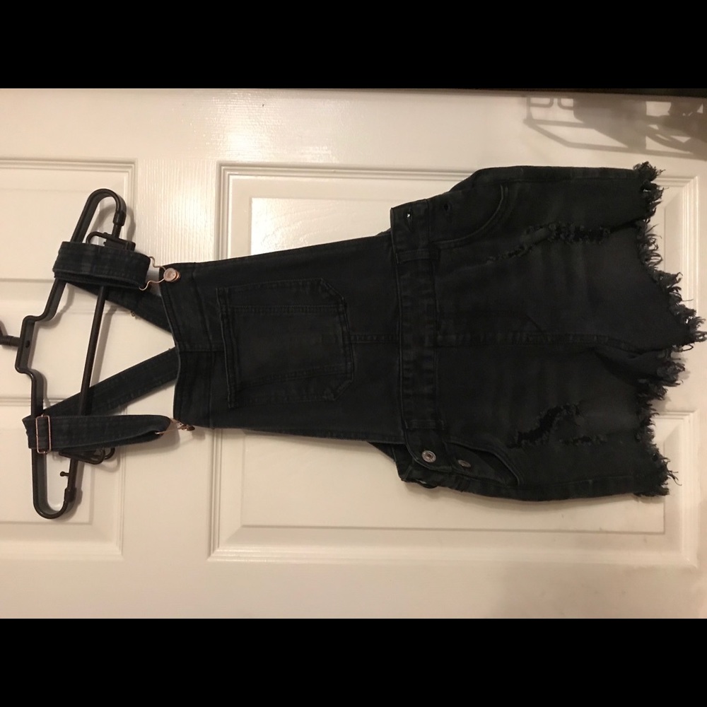 Very cute black short all’s